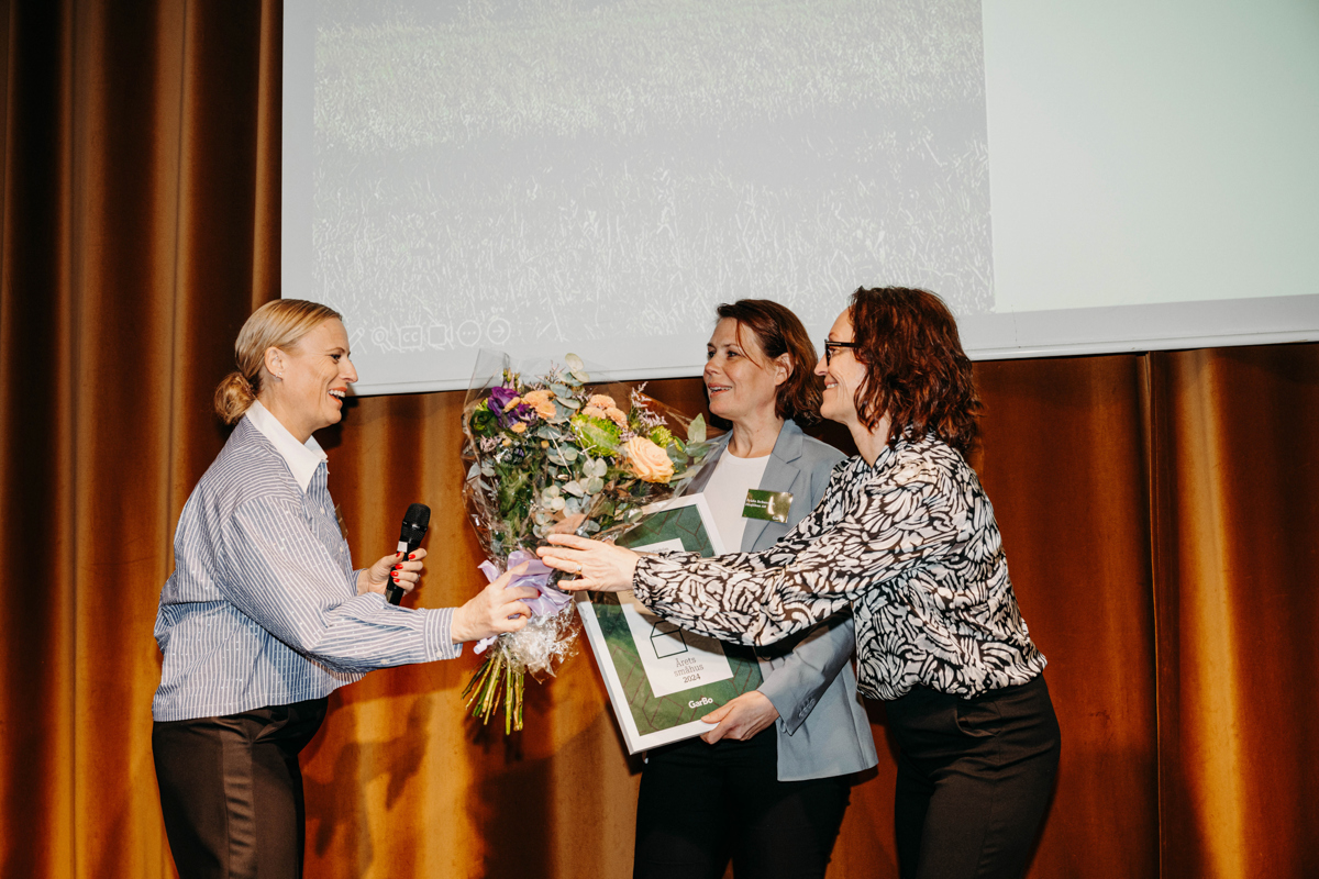 Frida Scherdén, VD och Pernilla Ferm-Starby, Inköpschef på Eksjöhus AB tar emot pris för Årets småhus 2024.