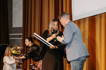 Roger H Germer, Verksamhetsledare på Hållbar Byggbransch tar emot pris för Årets branschsamarbete 2023.