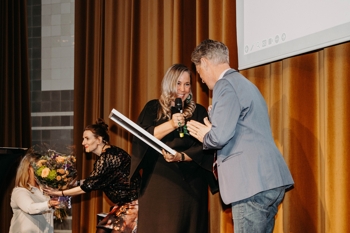 Roger H Germer, Verksamhetsledare på Hållbar Byggbransch tar emot pris för Årets branschsamarbete 2023.