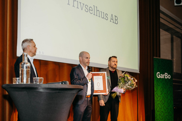 Pris för Årets nollfelsaktör 2023 delas ut av GarBos Chef Försäljning & Partner Anders Gistrand till vinnaren Trivselhus AB.