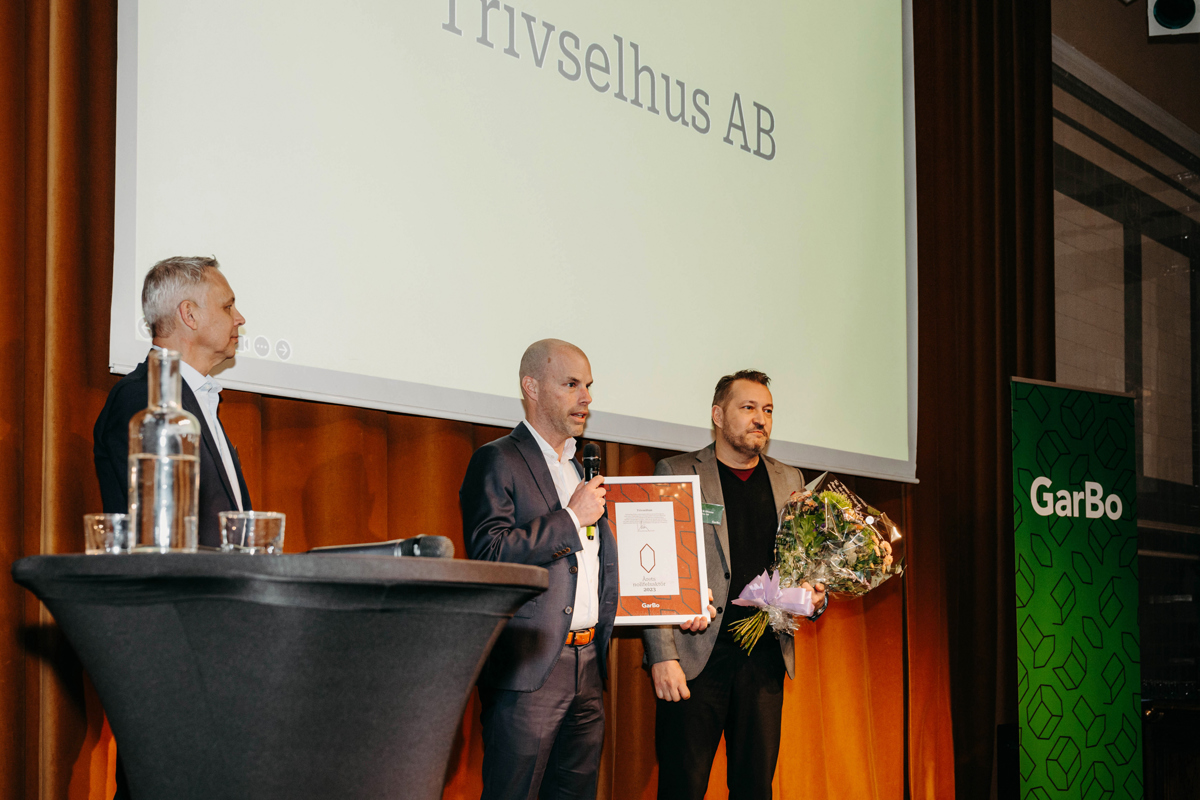 Pris för Årets nollfelsaktör 2023 delas ut av GarBos Chef Försäljning & Partner Anders Gistrand till vinnaren Trivselhus AB.