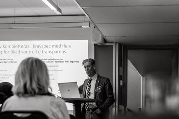 Roger H Germer, verksamhetsledare för Hållbar byggbransch redovisar deras arbete och plan framåt.