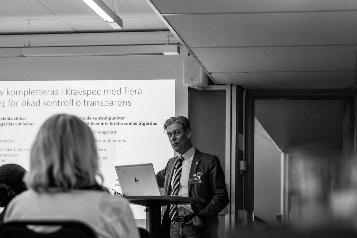 Roger H Germer, verksamhetsledare för Hållbar byggbransch redovisar deras arbete och plan framåt.