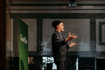 Sikta mot månen! Inspirationsföreläsning med konstnären, talaren och entreprenören Mikael Genberg.