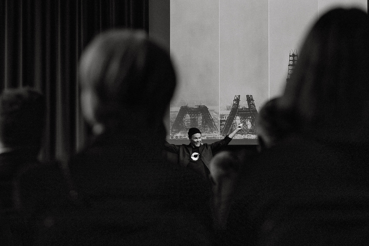 Sikta mot månen! Inspirationsföreläsning med konstnären, talaren och entreprenören Mikael Genberg.